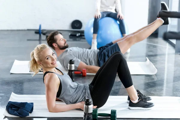 Människor som gör gymnastik på fitnesstudio — Stockfoto