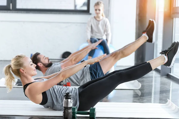 Människor som gör gymnastik på fitnesstudio — Stockfoto