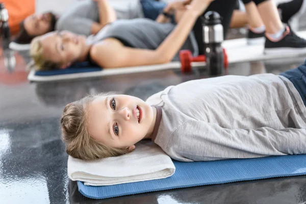 Chica haciendo gimnasia en el gimnasio —  Fotos de Stock