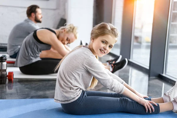 Les gens qui font de la gymnastique à la salle de fitness — Photo