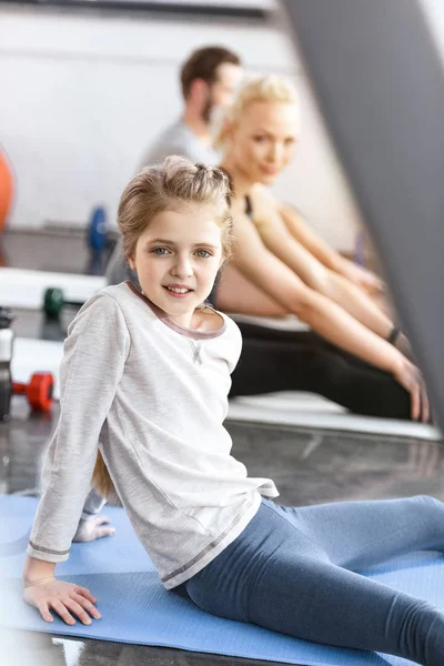 Девушка занимается гимнастикой в фитнес-студии — стоковое фото