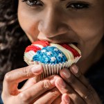 Ragazza americana morso cupcake