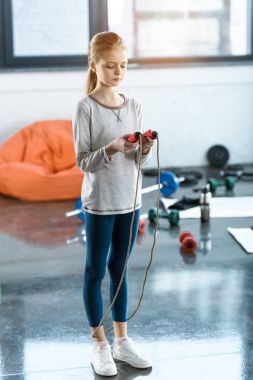 Fitness stüdyosu, ip atlama ile genç kız