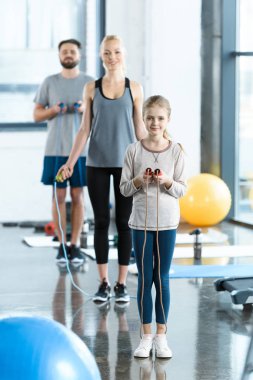 Spor Merkezi halatlar atlama ile egzersiz genç fitness insanlar