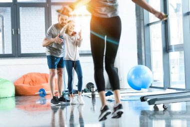 Spor Merkezi halatlar atlama ile egzersiz genç fitness insanlar