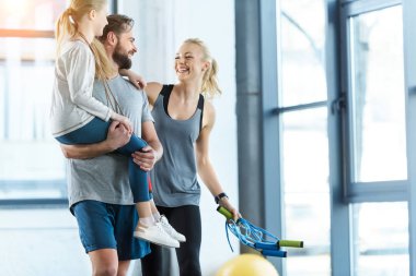 Fitness merkezinde birlikte mutlu aile ayakta portresi