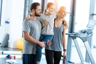 Fitness merkezinde birlikte mutlu aile ayakta portresi