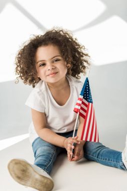 Amerikan bayrağı ile kız bebek