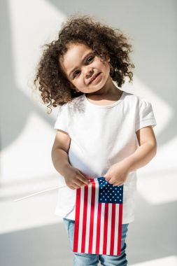 Amerikan bayrağı ile kız bebek