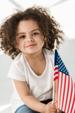 Amerikan bayrağı ile kız bebek