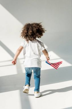 Amerikan bayrağı ile kız bebek