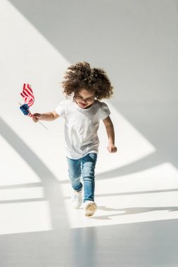 Amerikan bayrağı ile kız bebek