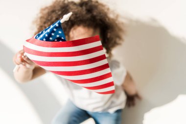 Amerikan bayrağı ile kız bebek