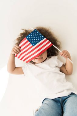 Amerikan bayrağı ile kız bebek