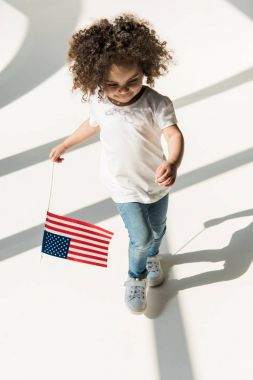 Amerikan bayrağı ile kız bebek