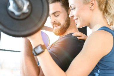 Sevgi dolu çift ile birlikte spor salonunda halter egzersiz