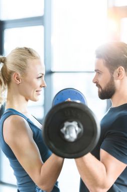 Sevgi dolu çift ile birlikte spor salonunda halter egzersiz
