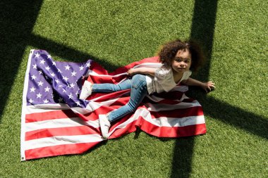 Amerikan bayrağı ile şirin kız 
