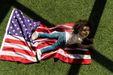 çimlerin üzerine Amerikan bayrağı ile kız
