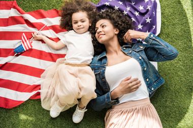 kadın kızı Amerikan bayrağı ile
