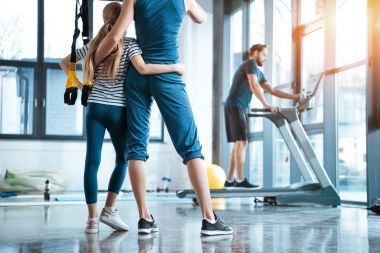 Kadın kız yakışıklı adam egzersiz spor salonunda koşu bandı ile