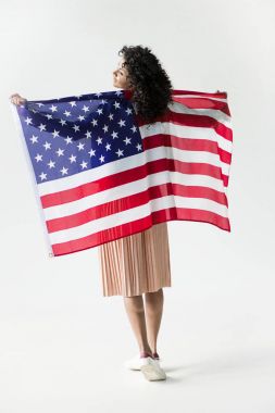 Amerikan bayrağıyla ayakta duran kadın
