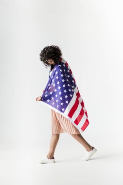 kadın Amerikan bayrağı titredin