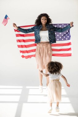 Kadın ve kızı ile Amerikan bayrağı atlama 