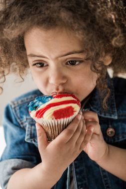 Amerikan bayrağı muffin kızla