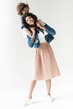 Anne omuzlarında oturan kızı