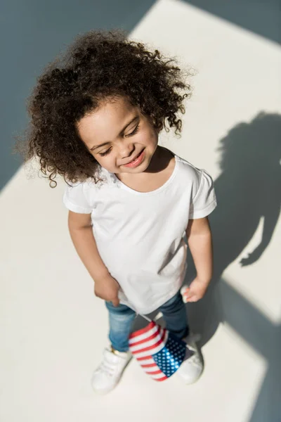 Niña con bandera americana — Foto de Stock