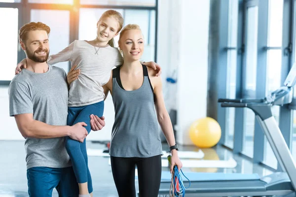 Porträt einer glücklichen Familie, die im Fitnessstudio zusammensteht — Stockfoto