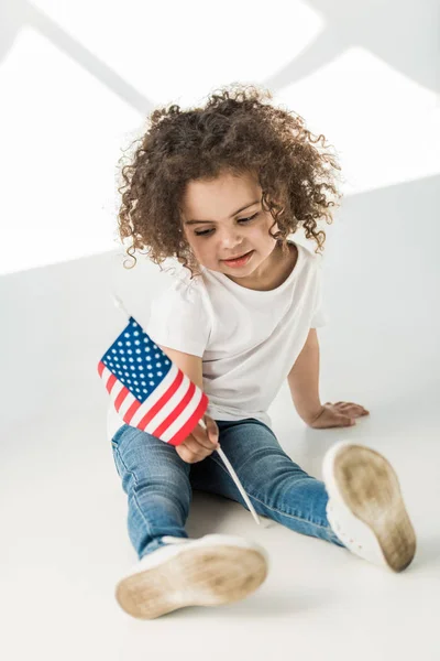 Niña con bandera americana — Foto de stock gratis