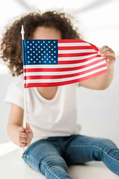 Niña con bandera americana — Foto de Stock