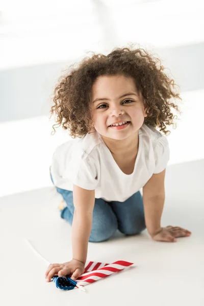 Baby flicka med amerikanska flaggan — Stockfoto