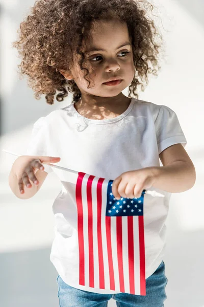 Babymeisje met Amerikaanse vlag — Stockfoto