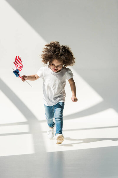 Девочка с американским флагом
