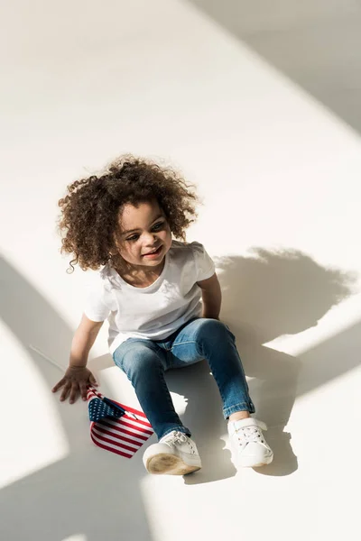 Lockiges amerikanisches Mädchen mit amerikanischer Flagge — kostenloses Stockfoto