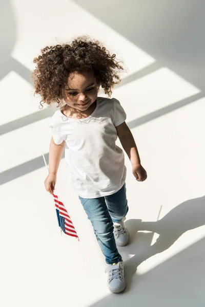 Chica americana rizada con bandera americana —  Fotos de Stock