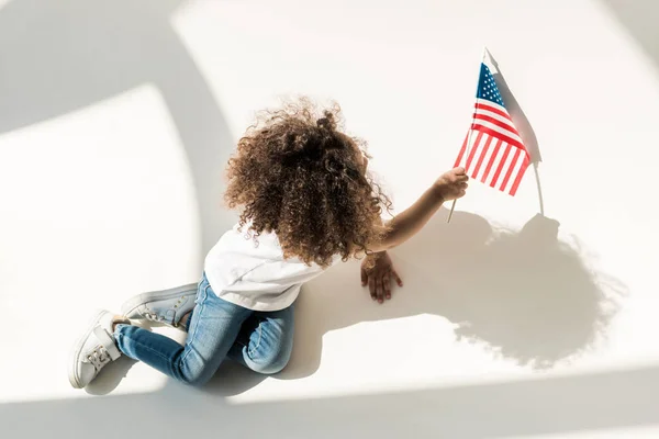 Krullend Amerikaans meisje met Amerikaanse vlag — Stockfoto