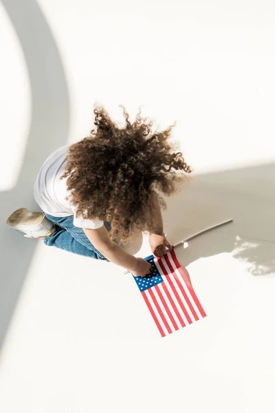 Krullend Amerikaans meisje met Amerikaanse vlag — Stockfoto