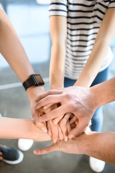 Family holding hands together at fitness center — Stock Photo, Image