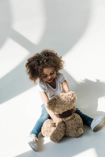 Baby girl with teddy bear — Stock Photo, Image