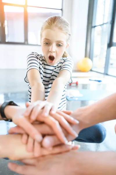 Family holding hands together at fitness center — Free Stock Photo