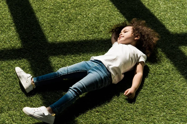 Girl lying on grass — Stock Photo, Image