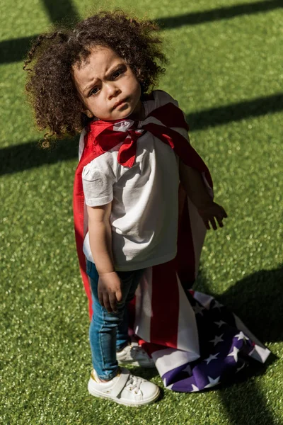 Girl with american flag superhero cape — Stock Photo, Image