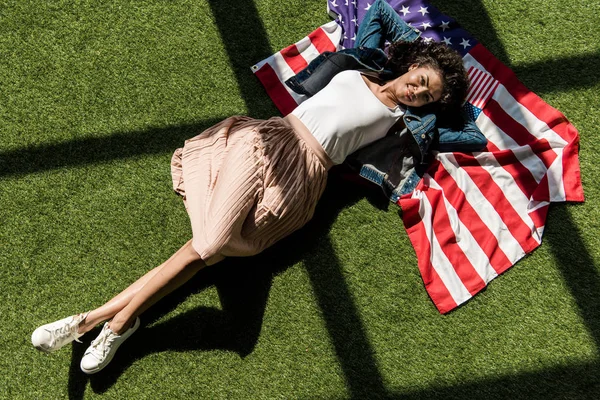 Mujer descansando en la hierba — Foto de stock gratis