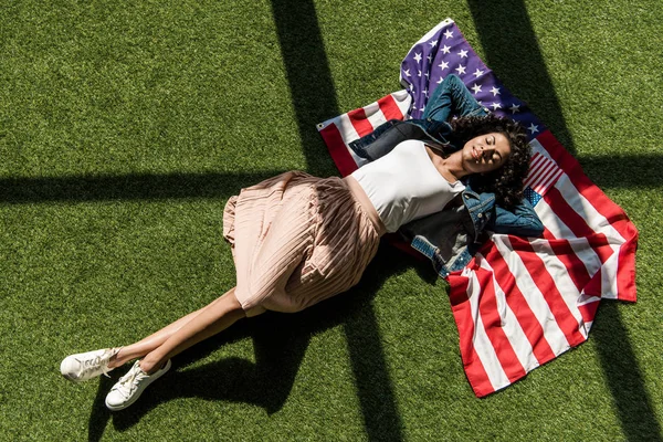 Kvinna vilar på gräs — Stockfoto