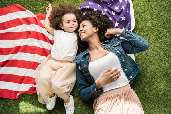 Жінка з дочкою на американському прапорі — стокове фото