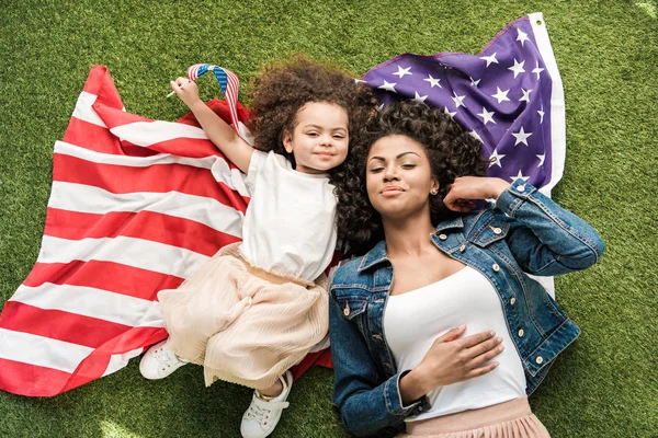 Frau mit Tochter auf amerikanischer Flagge — Stockfoto